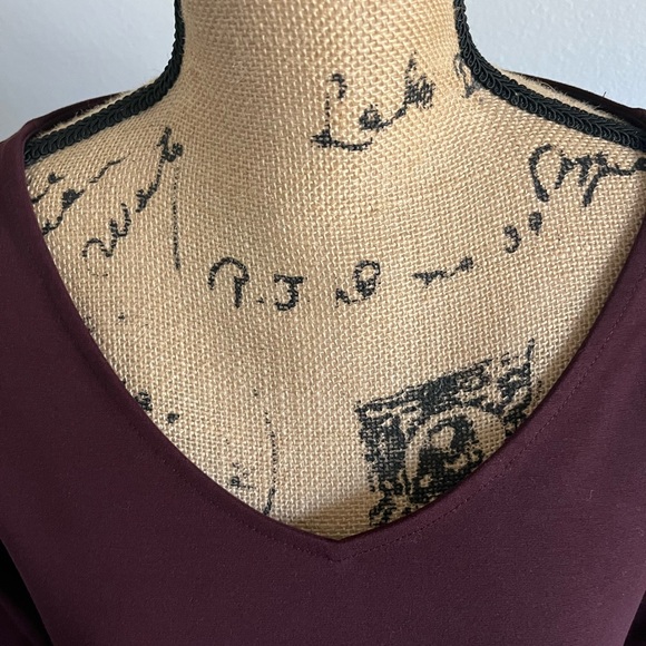 Ann Taylor burgundy, business essential top size petite - Picture 6 of 7